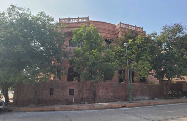 Bungalow next to the palace!