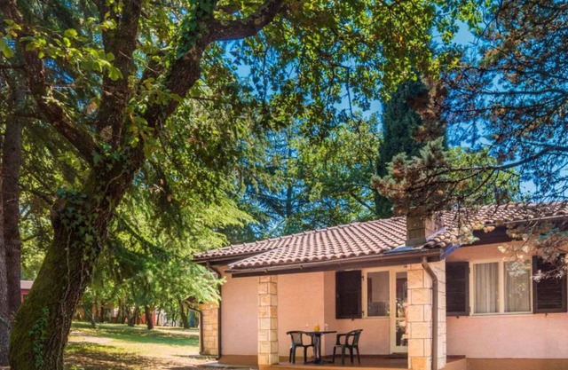 Bungalow with outpool