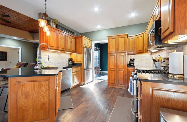 Bur Oak House: Explore Michigan's Fall Wonders and Relax