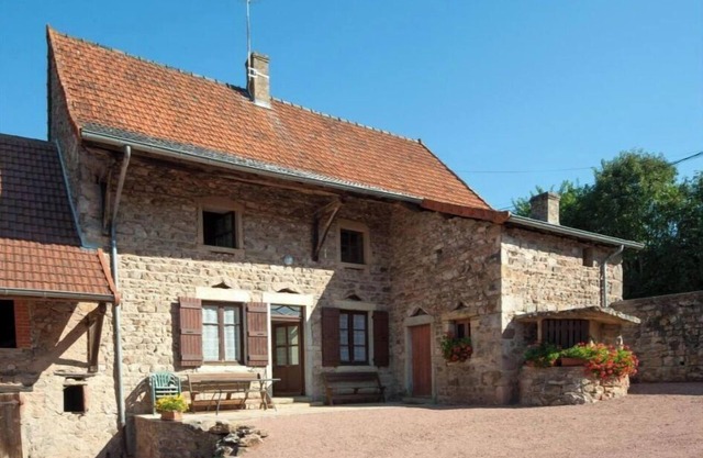 Burgundy farmhouse converted into a gîte in a quiet hamlet