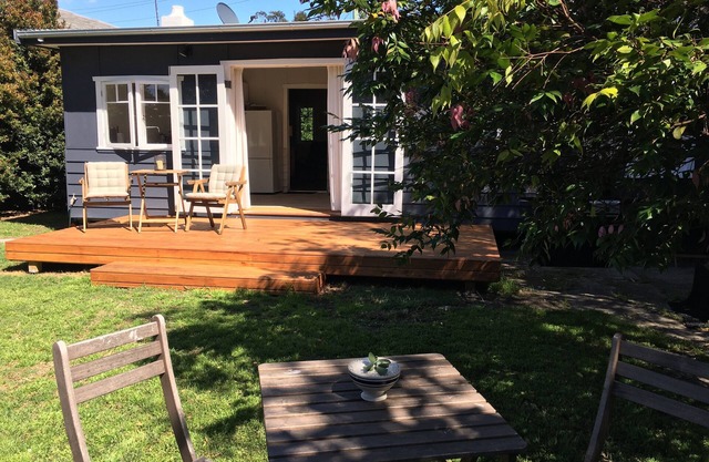 Burrill Lake View Beach Holiday Cottage - pet friendly 🐶