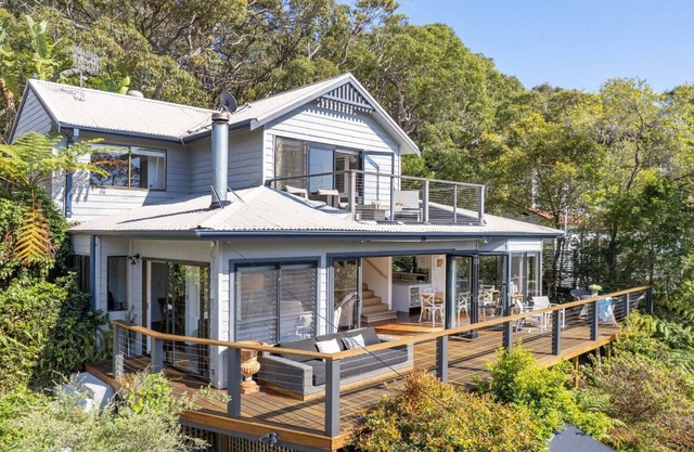 Bush setting and easy walk to beach