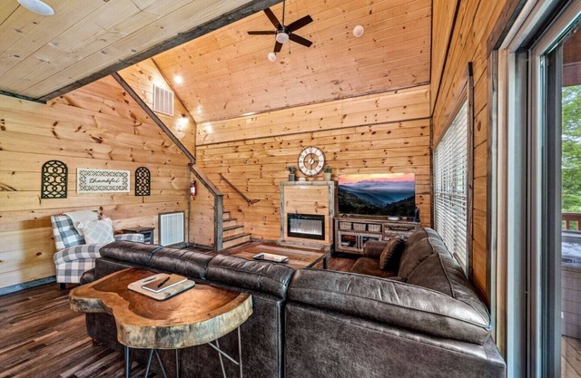 Butler Cabin: New Cabin! 2BR w/Hot Tub*Fireplaces*Games*Quiet!