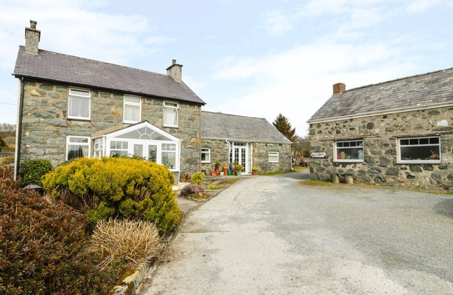 BWTHYN AEL Y BRYN, pet friendly, with a garden in Criccieth