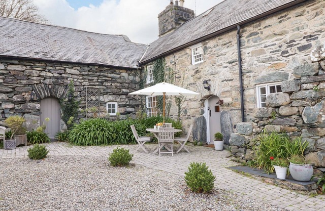 BWTHYN CANOL, family friendly, with a garden in Llanfair