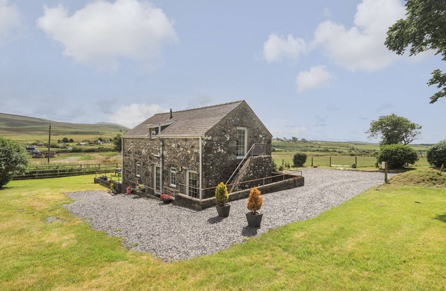 BWTHYN DERWIN FAWR, family friendly, with open fire in Penygroes