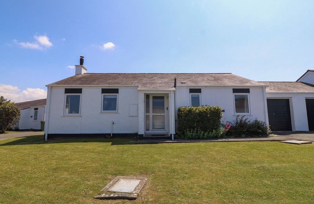 BWTHYN GWYN BACH, pet friendly, with open fire in Morfa Nefyn