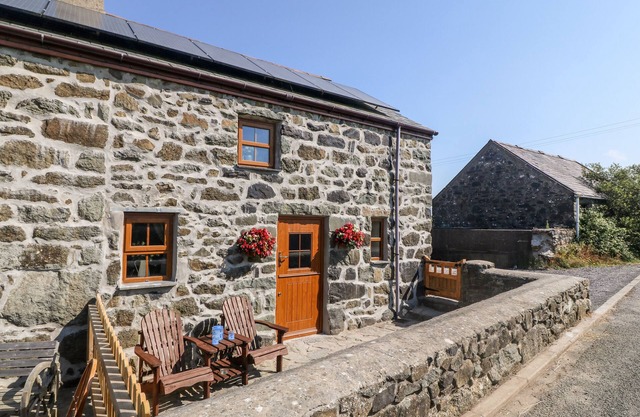 BWTHYN SIOP PENCAERAU, family friendly, with hot tub in Aberdaron