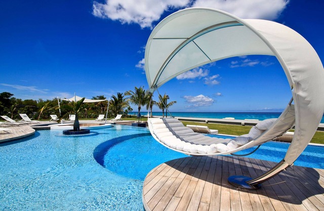 C'est La Vie - Luxury beachfront villa