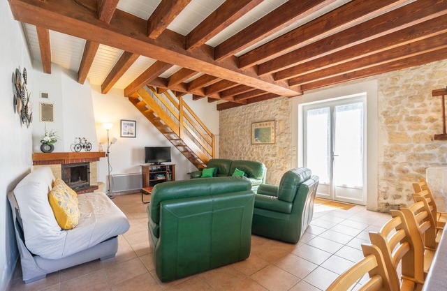 Cottage 'Gite Oléron Piscine Intérieure' with Shared Garden and Wi-Fi