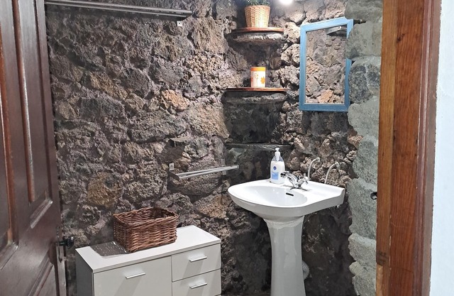 Casa Rural Aborigen Bimbache Canary style house with original lava bathroom