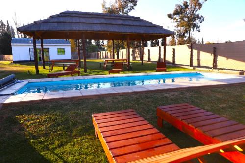 Cabañas Willy verde con pileta climatizada y parque en Mendoza