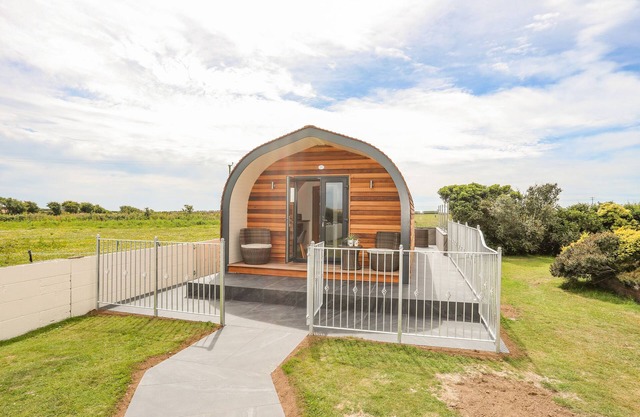 CABAN CARIAD, character holiday cottage, with hot tub in Bodedern