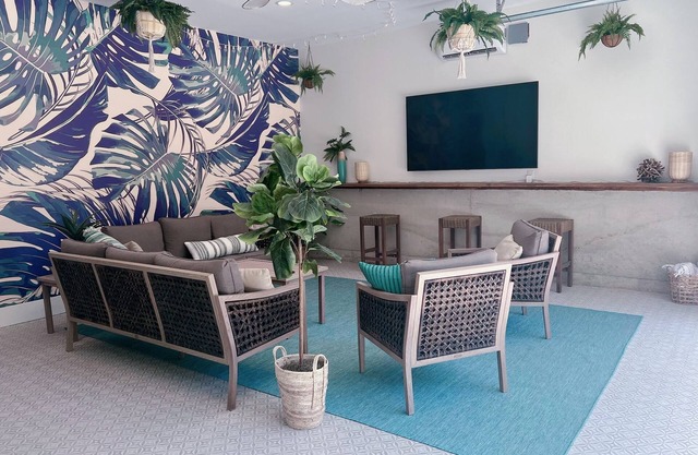 Cabana style vacation home, w/HOT TUB & easy stroll to beach, sleeps 16.