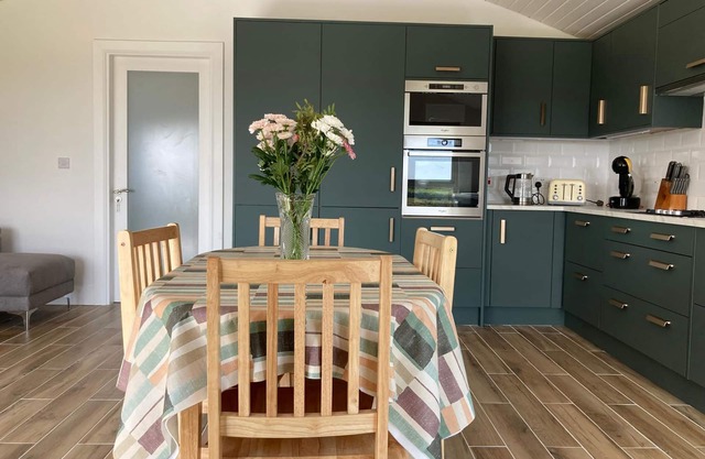Cabin 485 - Claddaghduff - sleeps 4 guests in 2 bedrooms