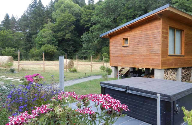 Cabin and spa; the "Cocon du Gast".