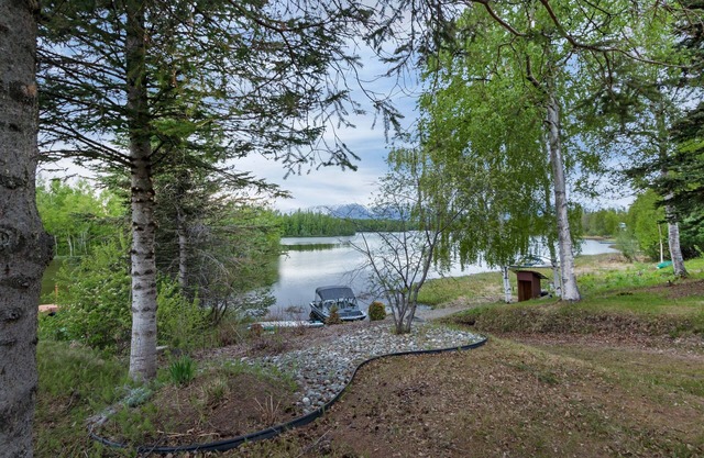 Cabin By The Lake centrally located, full kitchen, washer & dryer