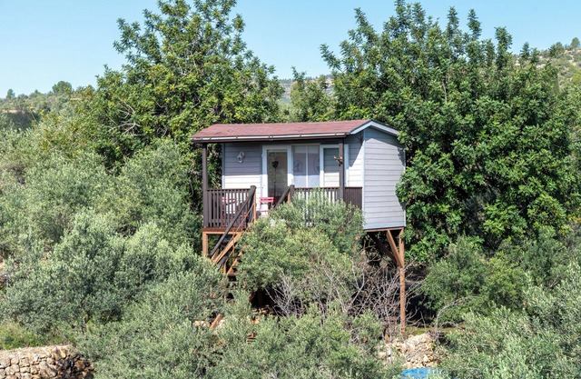 Cabin 'Casa Arbol ' with Sea View, Shared Pool and Wi-Fi