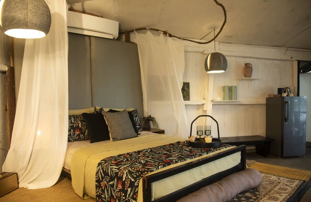 CABIN LOCATED ON A HILL NEXT TO THE FOREST WITH A VIEW OF THE LAKE