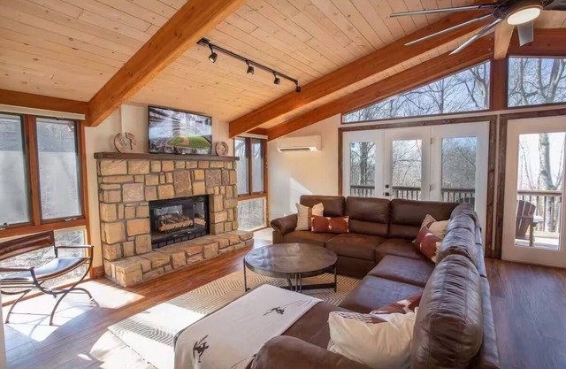 Cabin with Hot Tub, Theater Room, Game Room, Multi-Level Decks, Bar- Ski Slopes!