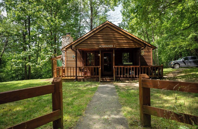 Cabins close to NR Gorge with hot tub & fireplace at best area prices