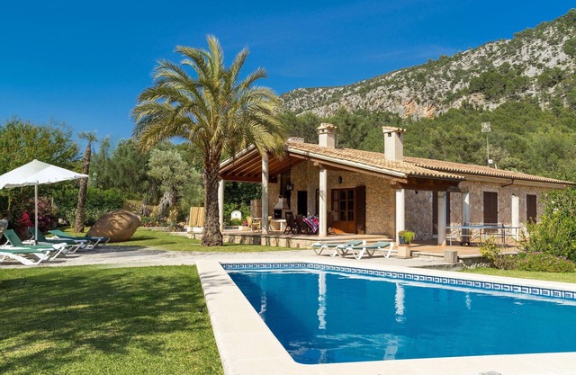 CADELL PETIT. Charming house a short drive away from Pollensa