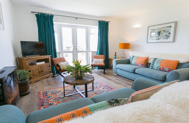 Cae Calch - a ground floor bedroom that sleeps 6 guests in 3 bedrooms