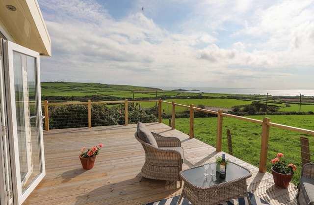 CAE'R WYLAN, pet friendly, country holiday cottage in Aberdaron
