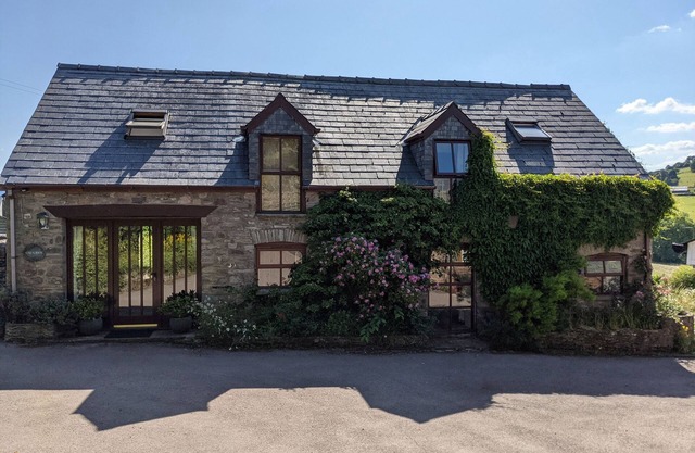 CAECRWN, pet friendly, luxury holiday cottage, with hot tub in Brecon