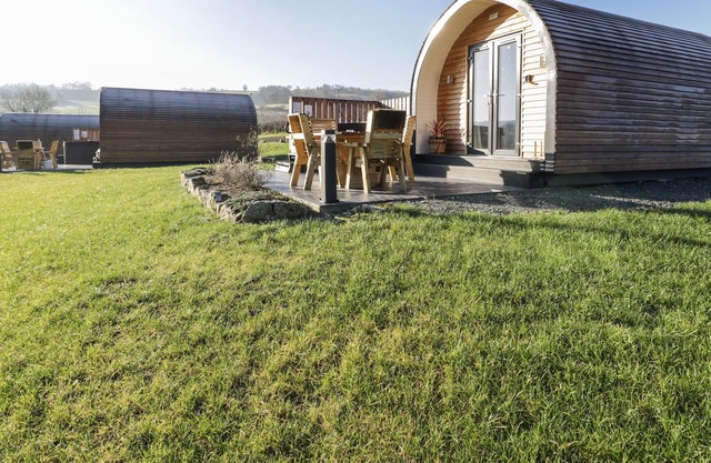 CAIN, romantic, character holiday cottage, with hot tub in Llanfyllin