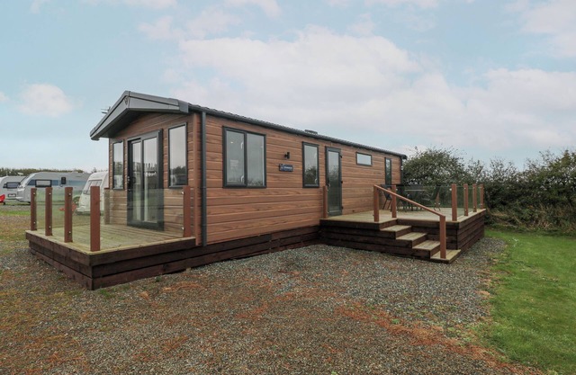 CALDEY, family friendly, with a garden in Little Haven