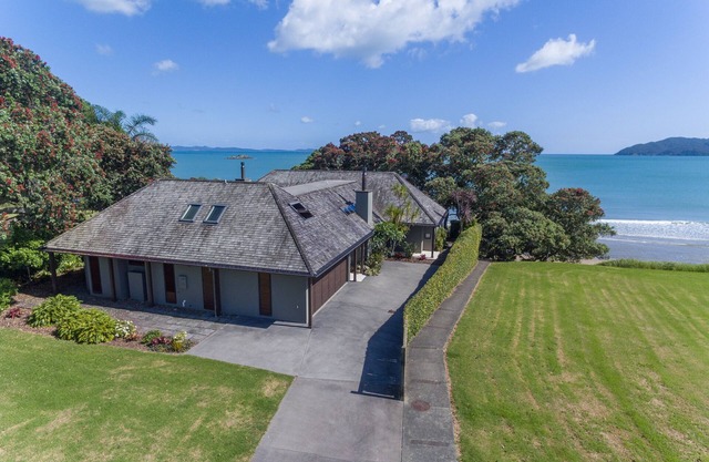 Calianne - Superb beachfront architecture