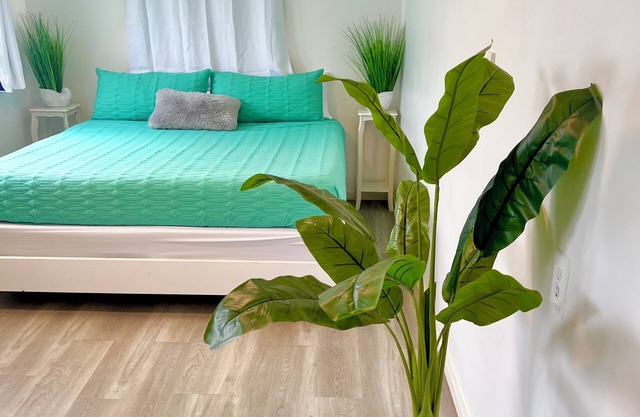 CALL TO BOOK. AVAILABLE Beachy Hawaiian Cottage on the North Shore. 2 bed-1 bath