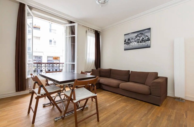 Calm Chateau location in the center of Paris - Ideal location