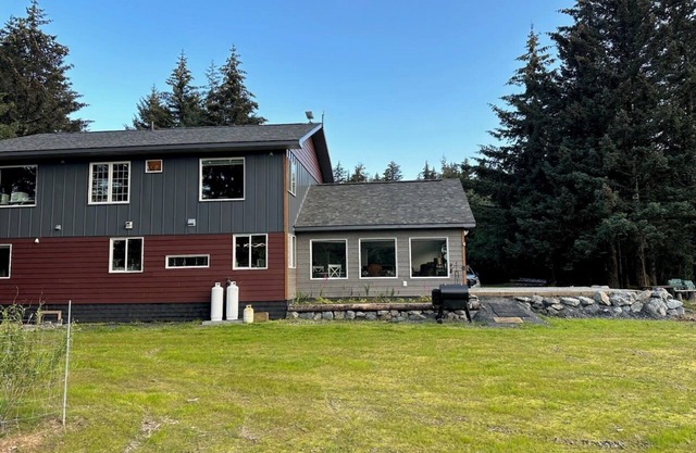 Cama’i House: Spacious ocean front 7-bedroom cottage at Friends by the Ocean