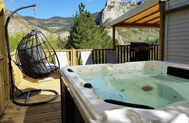 Camping les Princes d'Orange* - Cottage Family Classic 3 rooms for 4 people Air-conditioned Mountain View