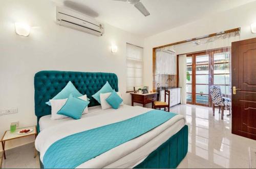 Candolim Bliss Villa with pvt Pool -300 m walk to beach