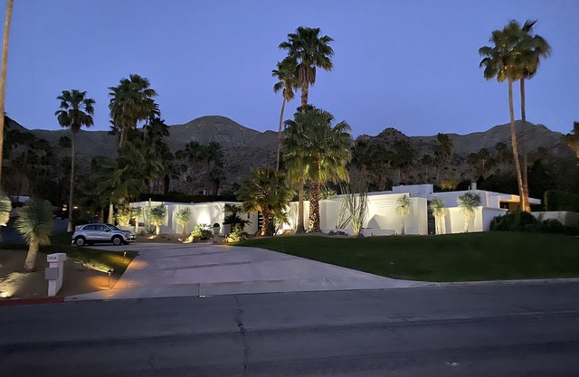 Canyon House! Hollywood Glamour Meets Desert Cool!