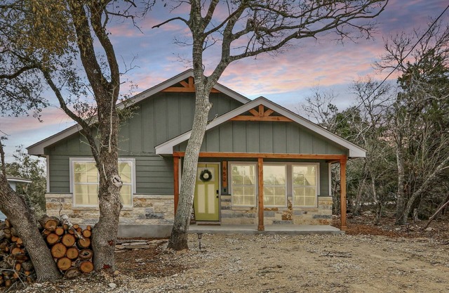 Canyon Lake Gem, 7 miles to tubing, & wedding venues