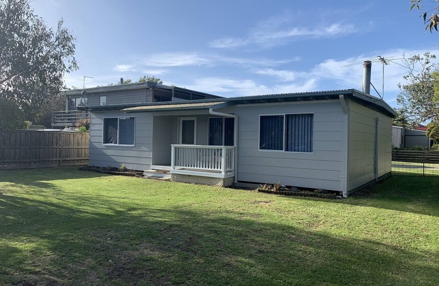 Cape Woolamai Beach House. 1km walk to cafe & surf beach & 300 mt to the bay