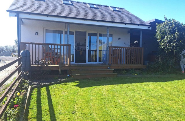 CAPEL PARK (TYDDYNOD BACH), pet friendly in Llanerchymedd