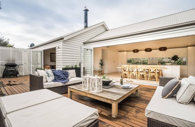 Capri House - Hear the Roar of the Ocean