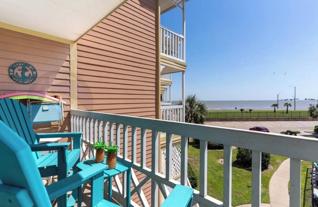 Captain's Cove Condo-Walk to Beach