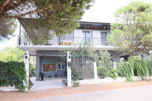 Captain's Spacious House Near The Beach - Happy Rentals