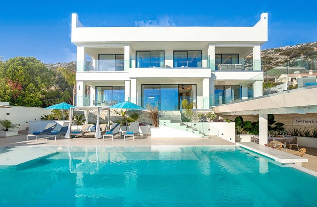 CAPTAIN'S VILLA - Jacuzzi/spa, Panoramic Sea Views, Private Pool