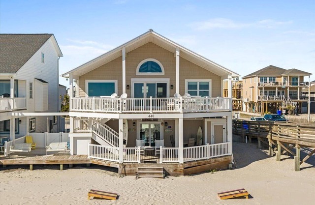 Captains Quarters~Oceanfront, Gameroom, EV Charger