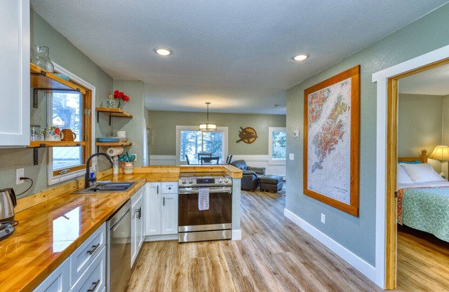 Captivating Coastline 2 BR Retreat wth Ocean View