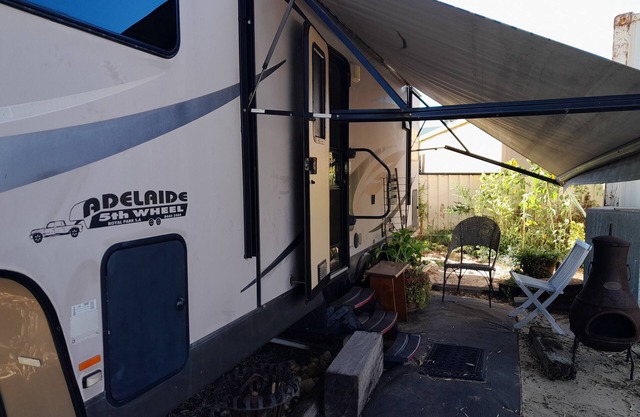 Caravan large kitchen shower toilet fridge airconditioned washing machine