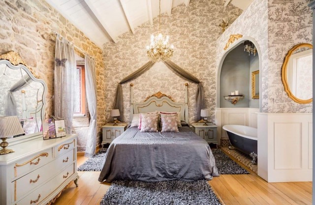 Carmen's house. Bathtub, fireplace and terrace. 17th century house.