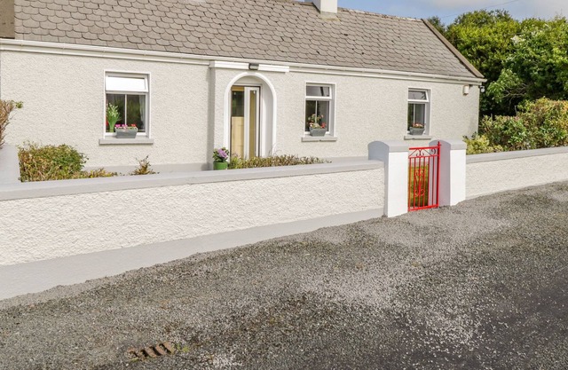 CARPENTER’S COTTAGE, family friendly in Grange, County Sligo